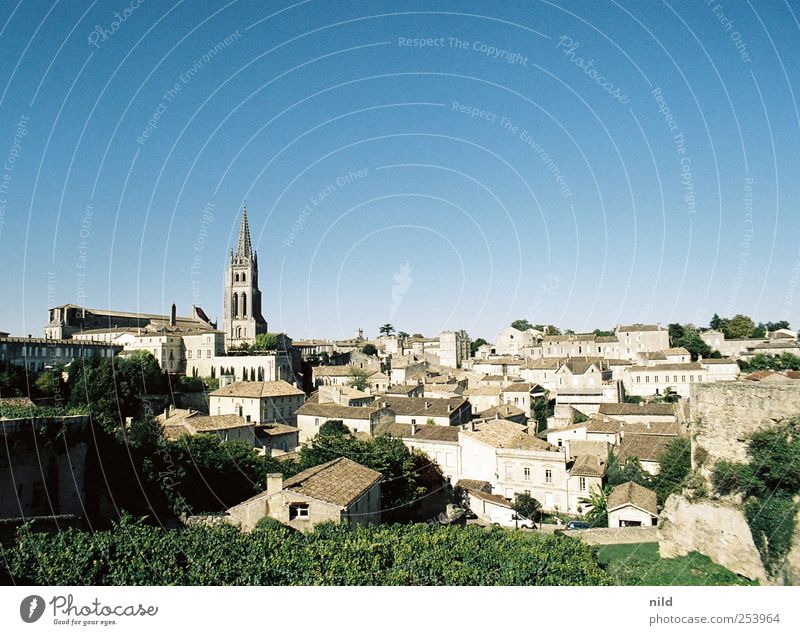 Saint-Émilion Ferien & Urlaub & Reisen Tourismus Sightseeing Städtereise Sommer Bordeaux Mittelalter Altstadt Stadt Kleinstadt Kirche Dach Stein Haus Dom