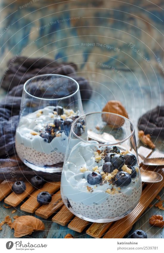 Heidelbeeren und Joghurt Chiapudding Parfait Frucht Dessert Ernährung Frühstück Vegetarische Ernährung Diät Löffel Sommer frisch hell weiß Farbe Beeren