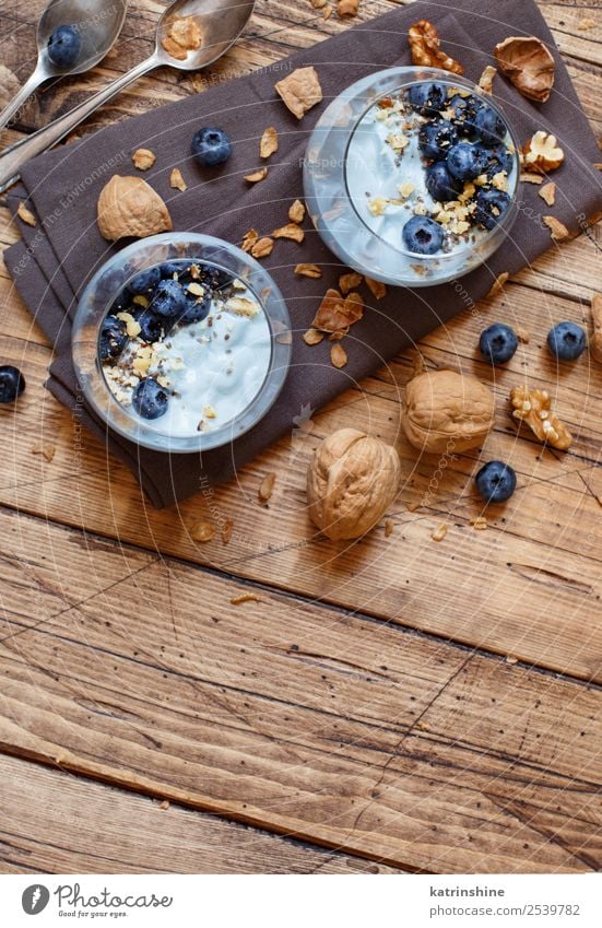 Heidelbeeren und Joghurt Chiapudding Parfait Frucht Dessert Ernährung Frühstück Vegetarische Ernährung Diät Löffel Sommer frisch hell weiß Farbe Beeren