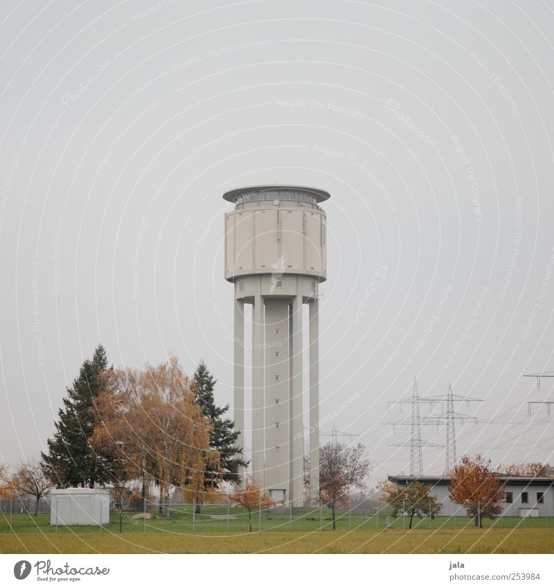 wasserturm Natur Himmel Herbst Pflanze Baum Turm Bauwerk Gebäude Architektur Wasserturm Wahrzeichen trist Farbfoto Außenaufnahme Menschenleer Textfreiraum links