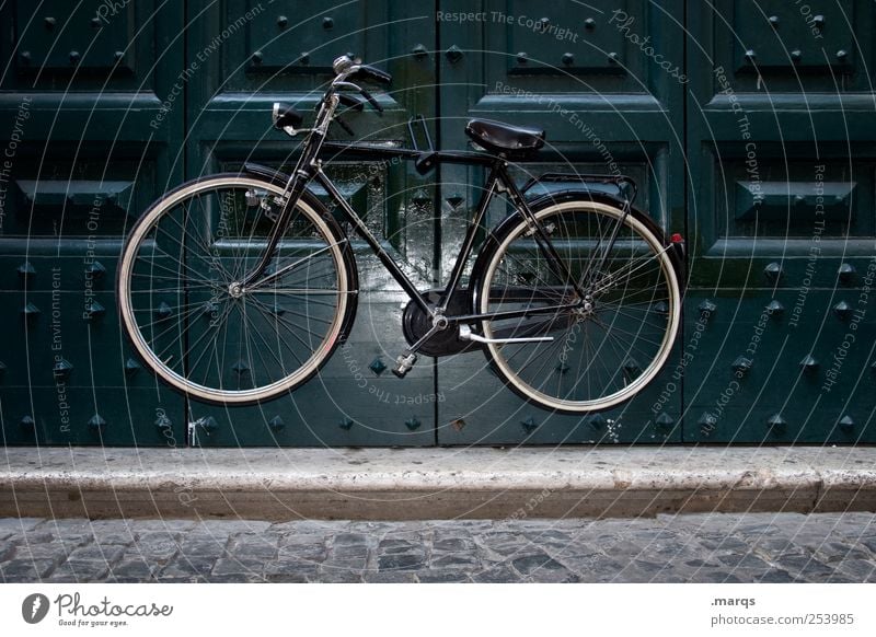 in der Schwebe Lifestyle Tür Verkehrsmittel Fahrrad außergewöhnlich skurril parken hängen Schweben fliegend Zauberei u. Magie Sicherheit Farbfoto Außenaufnahme