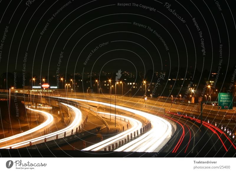 Nacht über der Autobahn Licht Langzeitbelichtung Autobahnauffahrt Verkehr Schilder & Markierungen Straße Scheinwerfer