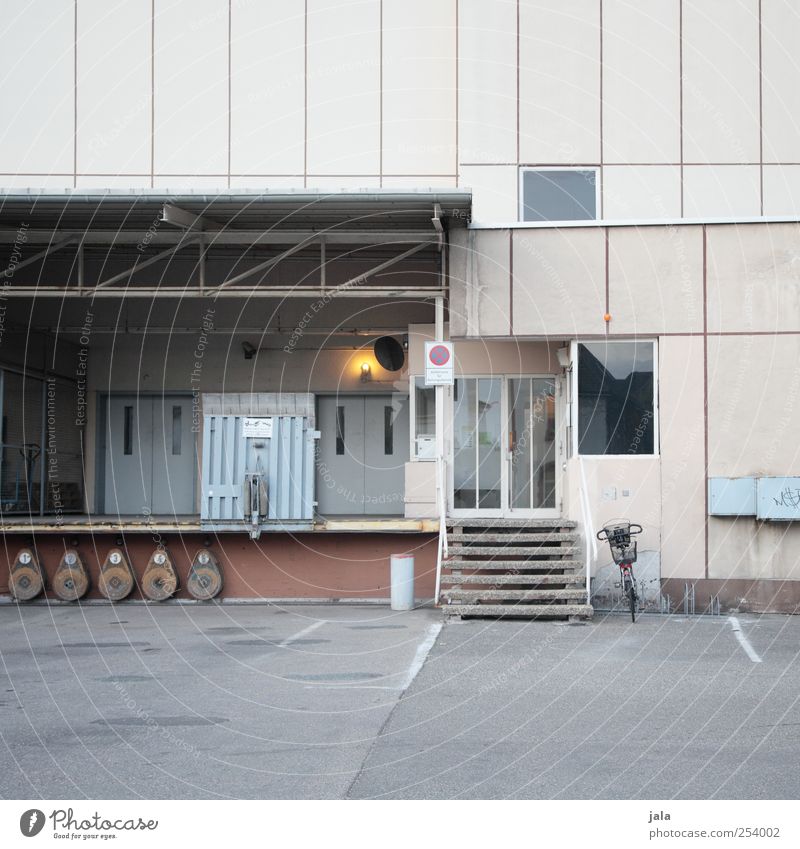 ladezone Güterverkehr & Logistik Dienstleistungsgewerbe Unternehmen Haus Industrieanlage Bauwerk Gebäude Architektur Treppe Fenster Tür trist Farbfoto