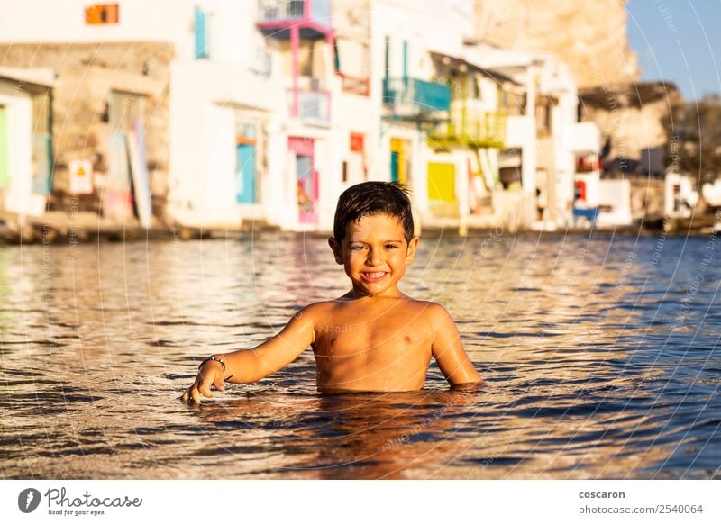 Kleines Kind beim Spielen und Schwimmen auf dem Meer Lifestyle Freude Glück schön Leben Freizeit & Hobby Ferien & Urlaub & Reisen Sommer Strand Insel Mensch