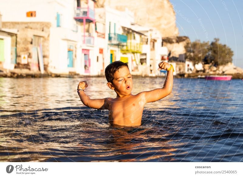 Kleines Kind beim Spielen und Schwimmen auf dem Meer Lifestyle Freude Glück schön Leben Freizeit & Hobby Ferien & Urlaub & Reisen Sommer Strand Mensch maskulin