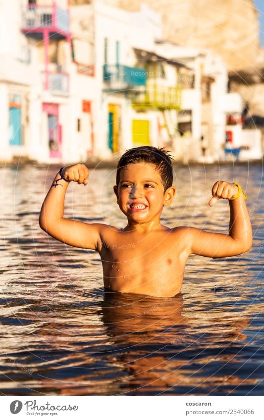 Kleines Kind beim Spielen und Schwimmen auf dem Meer Lifestyle Freude Glück schön Leben Freizeit & Hobby Ferien & Urlaub & Reisen Sommer Strand Mensch maskulin