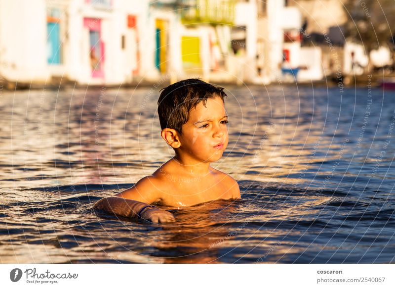 Kleines Kind beim Spielen und Schwimmen auf dem Meer Lifestyle Freude Glück schön Leben Freizeit & Hobby Ferien & Urlaub & Reisen Sommer Strand