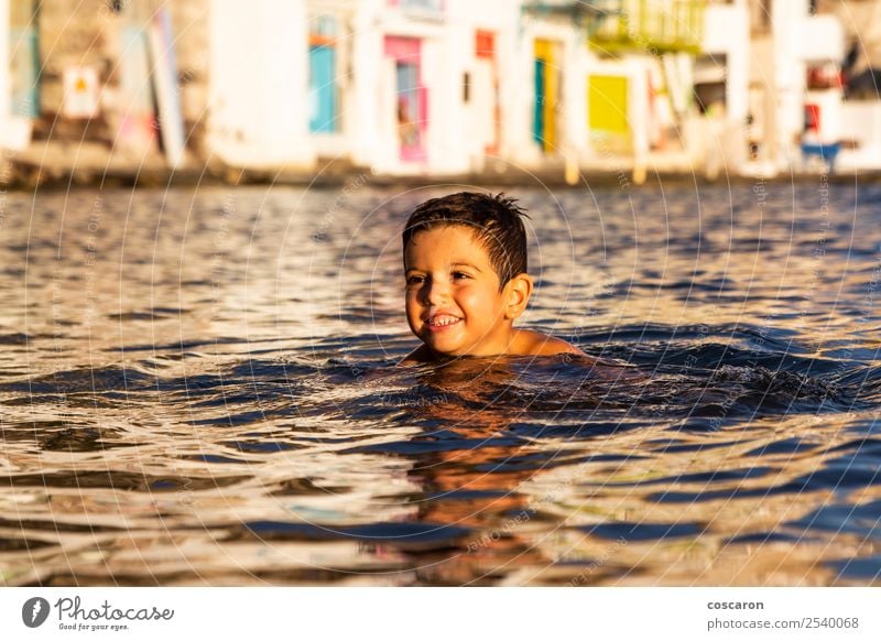 Kleines Kind beim Spielen und Schwimmen auf dem Meer Lifestyle Freude Glück schön Leben Freizeit & Hobby Ferien & Urlaub & Reisen Sommer Strand