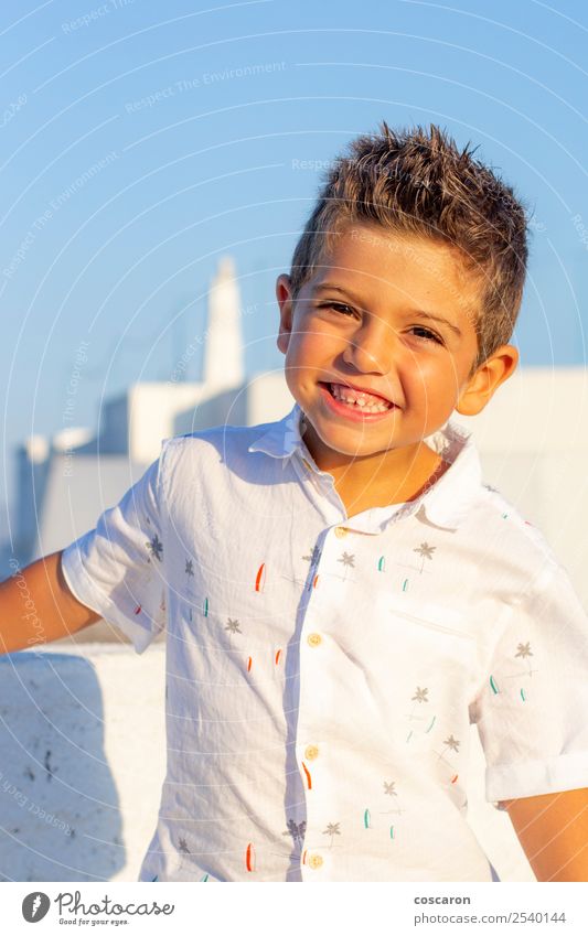 Süßer Junge mit einem weißen Hemd auf blauem Himmelshintergrund. Lifestyle Stil Freude Glück schön Gesicht Ferien & Urlaub & Reisen Tourismus Sommer Erfolg Kind