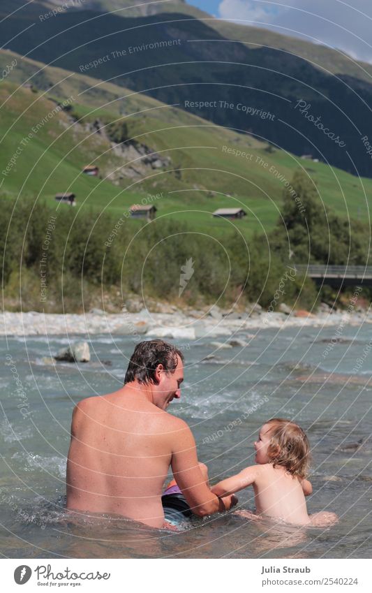 Berge Alm Fluss Baden maskulin feminin Kleinkind Mädchen Mann Erwachsene Vater Familie & Verwandtschaft 2 Mensch 1-3 Jahre 30-45 Jahre Natur Landschaft Wolken