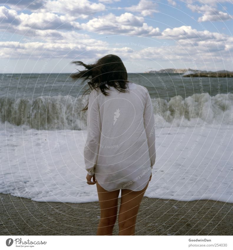 Freiheit? Mensch feminin Junge Frau Jugendliche Erwachsene 1 Umwelt Natur Landschaft Wasser Himmel Wolken Sonne Sommer Wetter Strand Meer frieren träumen