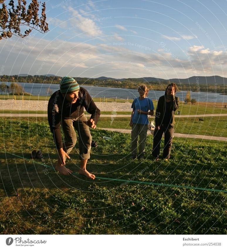 Slackline am See Freude Spielen Freiheit Sommer Sport Sportler Mensch maskulin Junge Frau Jugendliche Junger Mann Freundschaft Leben 3 18-30 Jahre Erwachsene