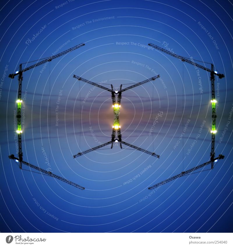 [><] Kran Baukran Reflexion & Spiegelung Himmel Surrealismus Symmetrie Kaleidoskop Dämmerung Kunstlicht Baustelle Menschenleer Textfreiraum Ausleger Träger