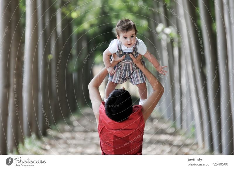 Mutter und Tochter beim Spielen im Wald Freizeit & Hobby Kind Mensch feminin Baby Kleinkind Mädchen Junge Frau Jugendliche Erwachsene Kindheit 2 0-12 Monate