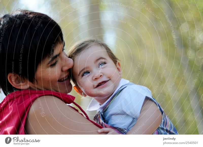 Mutter und Tochter beim Spielen im Wald schön Freizeit & Hobby Kind Mensch feminin Baby Mädchen Junge Frau Jugendliche Erwachsene Kindheit 2 0-12 Monate