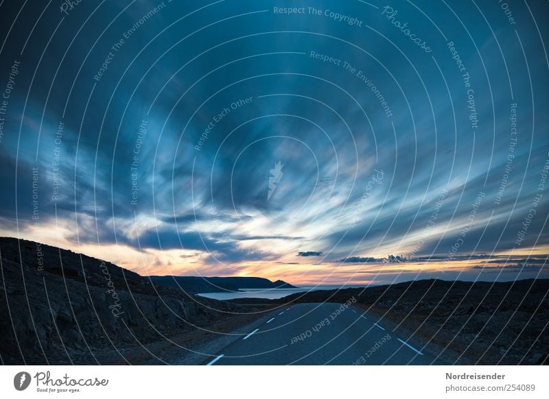 Mitternachtsdämmerung ruhig Ferne Freiheit Sommer Berge u. Gebirge Natur Landschaft Himmel Wolken Nachthimmel Klima Küste Fjord Meer Verkehrswege Straße Linie