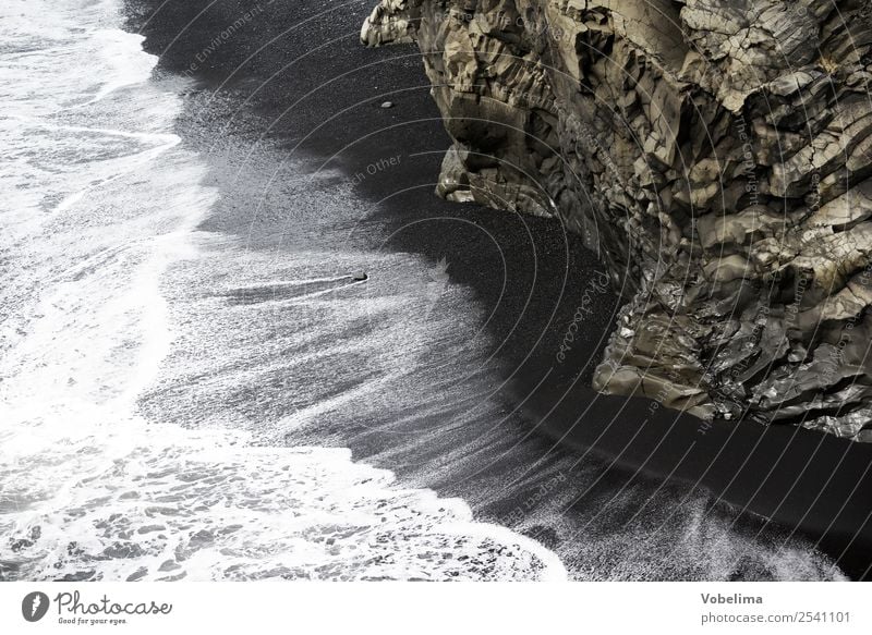 Küste an der Dyrholaey, Island Landschaft Urelemente Wasser Wellen Meer braun schwarz weiß dyrholaey Reynisdrangar Strand Vik dykes Lavastrand Außenaufnahme