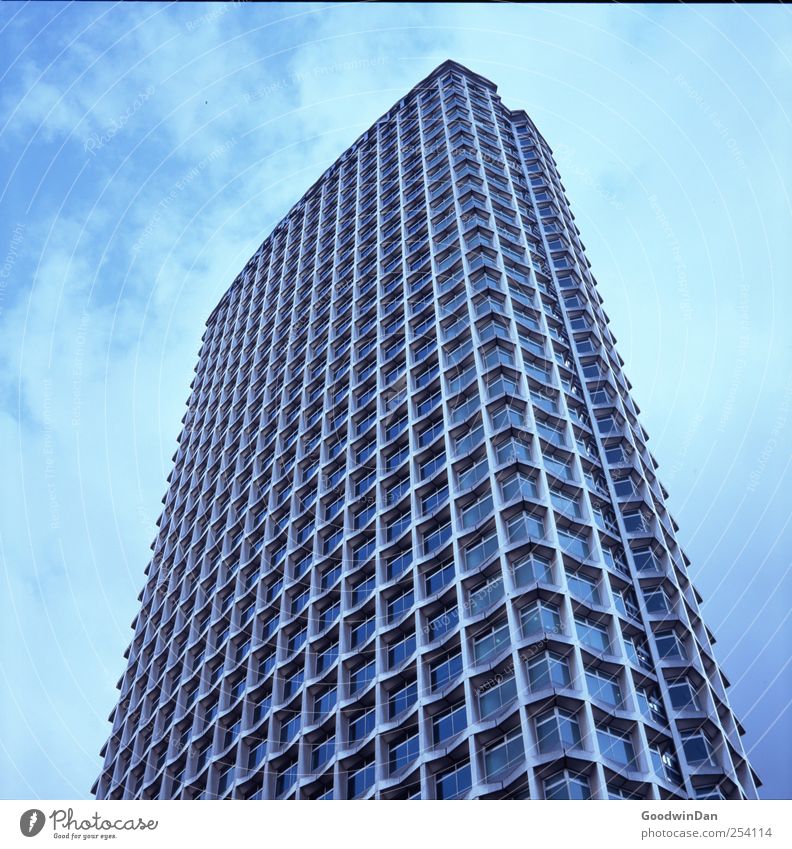 Überblick. Himmel Wolken Hauptstadt Stadtzentrum Fußgängerzone Menschenleer Haus Hochhaus Bauwerk Gebäude Architektur eckig Ferne gigantisch groß viele Farbfoto