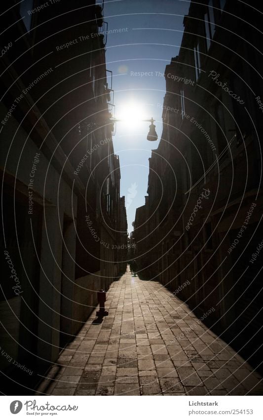 venedig im herbst Stadt Altstadt Haus Bauwerk Gebäude Mauer Wand Fassade Fenster Tür Fußgänger Straße Hydrant Stein blau braun Farbfoto Außenaufnahme Tag