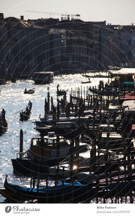 Oh sole mio! Ferien & Urlaub & Reisen Tourismus Ausflug Wasser Schönes Wetter Fluss Stadt Bauwerk Gebäude Schifffahrt Bootsfahrt Ruderboot Beton gebrauchen