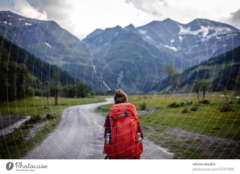 Wandertag Frau Erwachsene wandern Tal Hohen Tauern NP Rucksack Rucksacktourismus Rucksackurlaub Wege & Pfade Einsamkeit Wanderausflug Fußweg Spaziergang