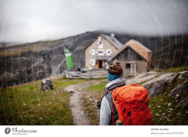 Hütte in Sicht Frau Erwachsene wandern Hohen Tauern NP Bergsteiger Bergsteigen Hüttenferien Holzhütte Berge u. Gebirge Rucksack Rucksacktourismus Pause kommen