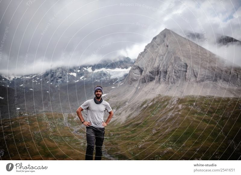 Von da oben kam er her! Mann Erwachsene 30-45 Jahre wandern Bergsteiger Bergsteigen Wanderausflug Hohen Tauern NP Nationalpark Gipfel Berge u. Gebirge Bergkette