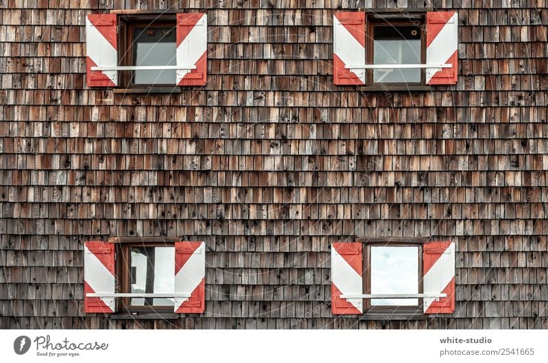 Berghütte Haus wandern Hüttenurlaub Fassade Fassadenverkleidung Dachziegel Schindeldach Fenster Fensterladen Holzverschalung Tradition Architektur Bauwerk