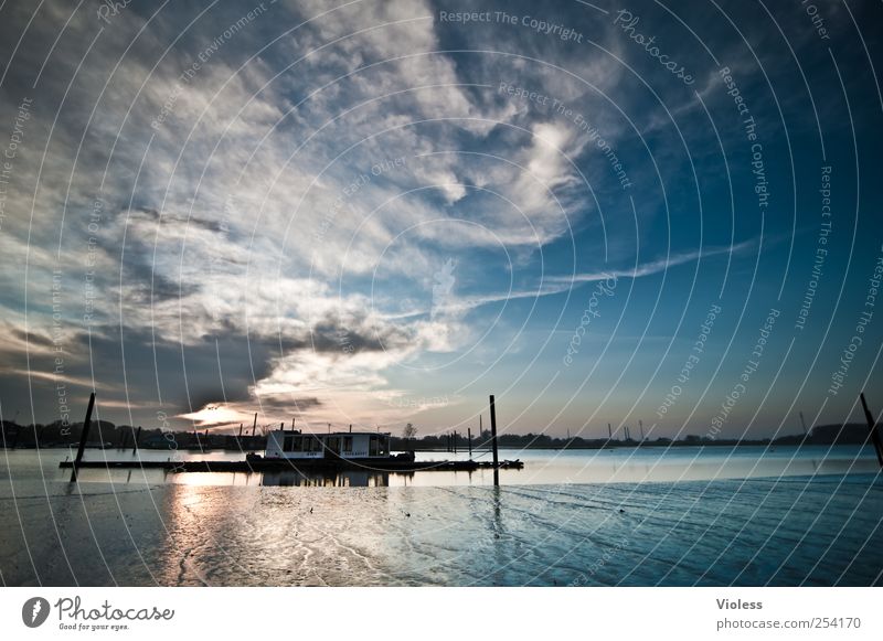 Oberhafenboot II Himmel Wolken Sonnenaufgang Sonnenuntergang Flussufer Hafenstadt blau Ebbe Elbe Hausboot Elbufer Moorfleet Binnenschifffahrt Farbfoto Abend