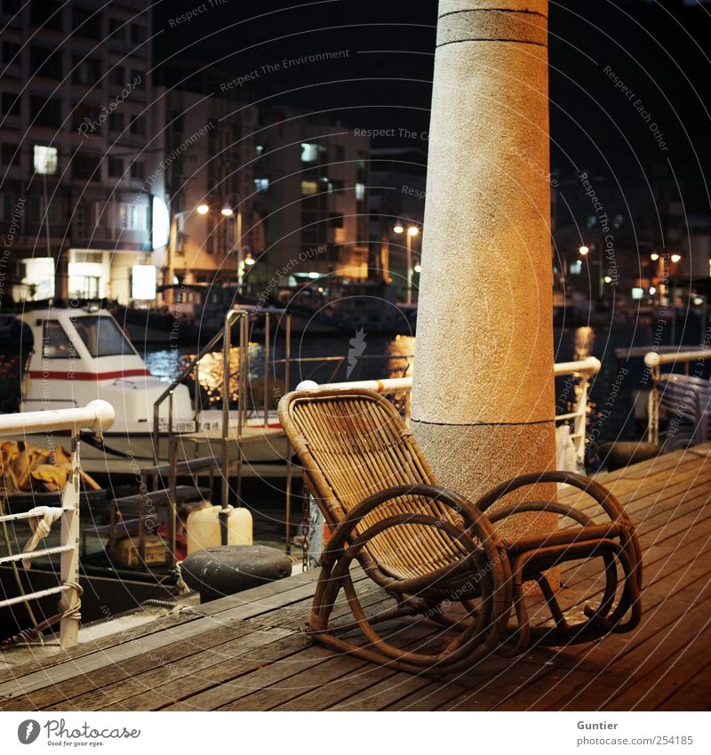 Seemannsgarn und Pfeife Kaohsiung Taiwan Asien Stadt Hafenstadt Haus braun gelb weiß Schaukelstuhl Erholung Säule Wasserfahrzeug Reling Meer Holz Stein Farbfoto