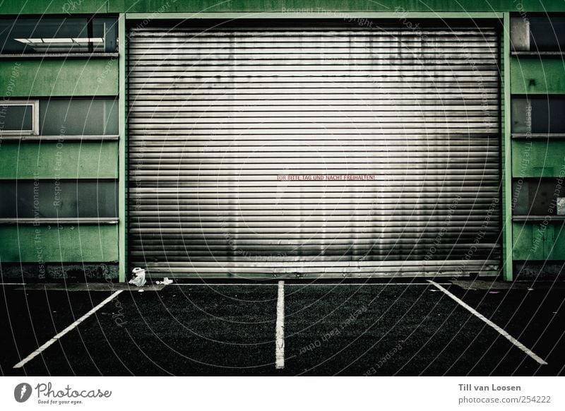 Jens Lehmann Mauer Wand Fenster Tür Verkehrswege Zeichen dreckig grün schwarz weiß Garagentor Linie Einfahrt dunkel Silber Tor Asphalt Aufschrift Müll Farbfoto