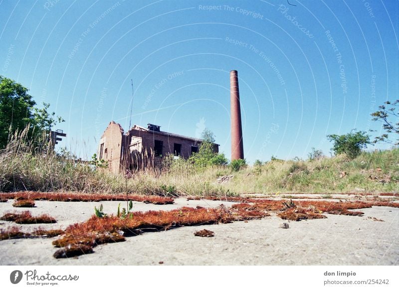 industrieruine Wirtschaft Industrie Menschenleer Industrieanlage Fabrik Ruine Bauwerk Schornstein dehydrieren Ferne Endzeitstimmung Krise stagnierend Stimmung