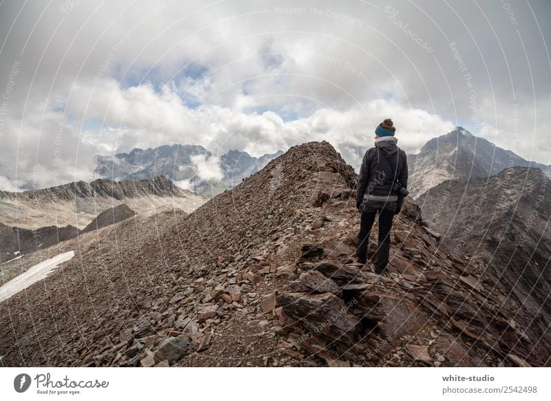 Willkommen Mordor Frau Erwachsene wandern Gipfel Berge u. Gebirge Bergsteigen Bergsteiger Bergkamm Klettern Abenteuer bedrohlich Aussicht Panorama (Aussicht)