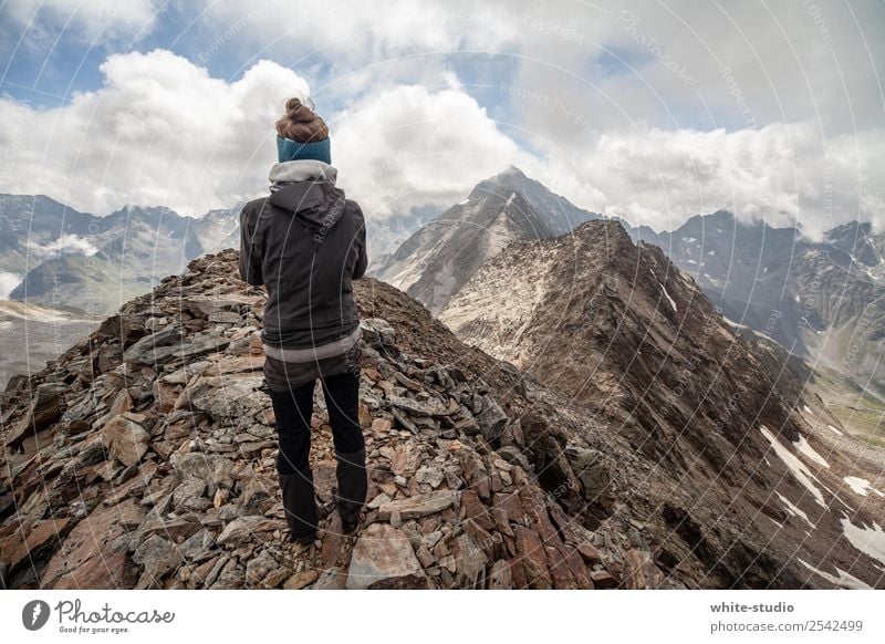 Bergwelten Gesunde Ernährung sportlich Fitness Zufriedenheit Sommer Sommerurlaub Berge u. Gebirge wandern Sport Klettern Bergsteigen Frau Erwachsene 1 Mensch