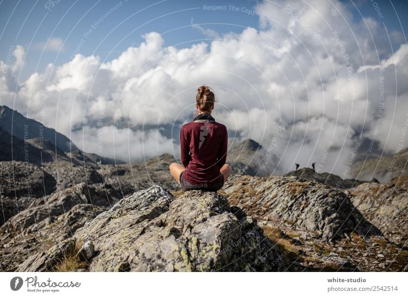 Meditation Frau Erwachsene wandern genießen Schneidersitz Aussicht Berge u. Gebirge Pause Erholung ruhig Bergsteigen Ferien & Urlaub & Reisen Aktivurlaub Alpen