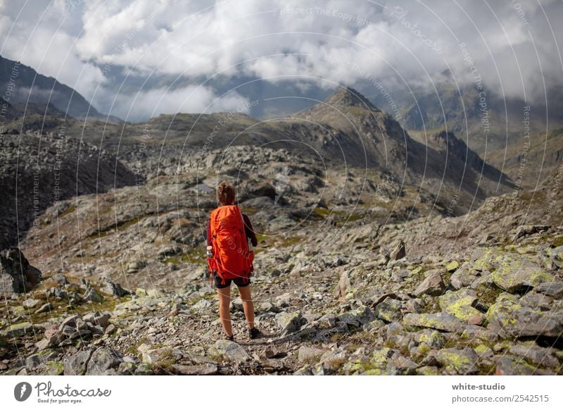 Bergwelt Frau Erwachsene wandern Berge u. Gebirge Stein Rucksack Rucksacktourismus Rucksackurlaub Wandertag Wanderausflug Landschaft schön Wolken Bergsteigen