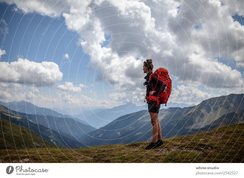 Wandersmoidl Frau Erwachsene wandern Rucksack Rucksacktourismus Rucksackurlaub Mehrtagestour Abenteurer Abenteuer rot Panorama (Aussicht) Ferne Berge u. Gebirge