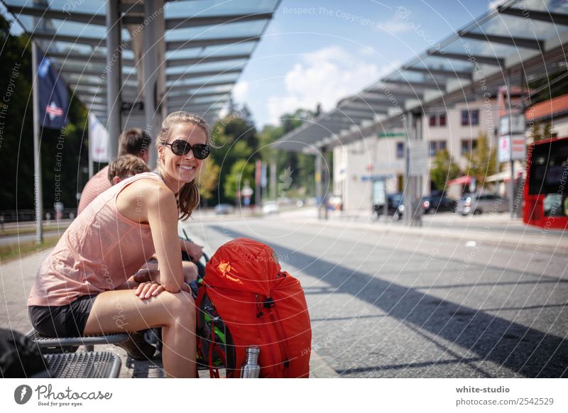 Ab ins Abenteuer Frau Erwachsene wandern warten Rucksack Rucksacktourismus Rucksackurlaub Tourismus Bahnhof Busbahnhof Bahnhofshalle Ferien & Urlaub & Reisen