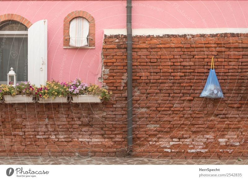 Hängepartie Venedig Burano Italien Fischerdorf Kleinstadt Altstadt Menschenleer Haus Bauwerk Gebäude Architektur Mauer Wand Fenster Dachrinne