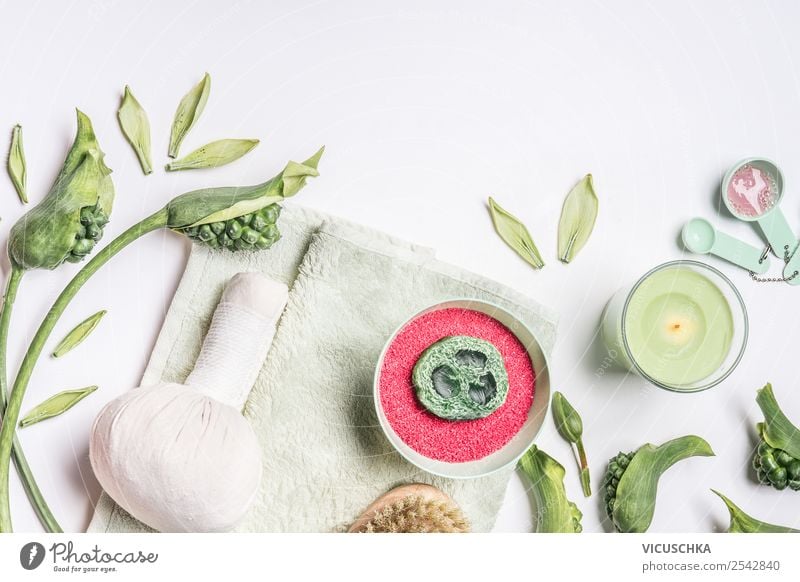 Spa mit Badesalz, Handtuch und Massage Kräuterkompresse Stil Design schön Körperpflege Kosmetik Gesundheit Behandlung Wellness Kur Natur Dekoration & Verzierung