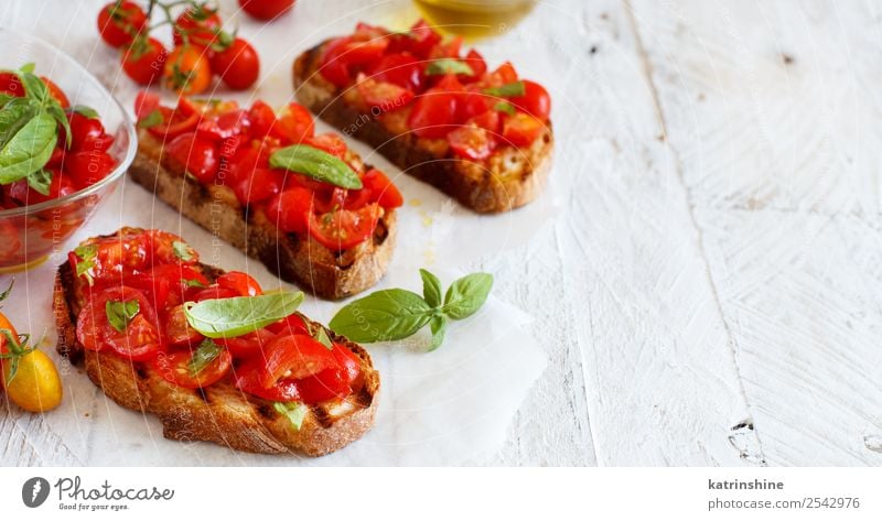 Hausgemachte italienische Bruschetta Gemüse Brot Ernährung Vegetarische Ernährung Diät Holz frisch lecker Tradition Antipasti Amuse-Gueule Baguette Basilikum