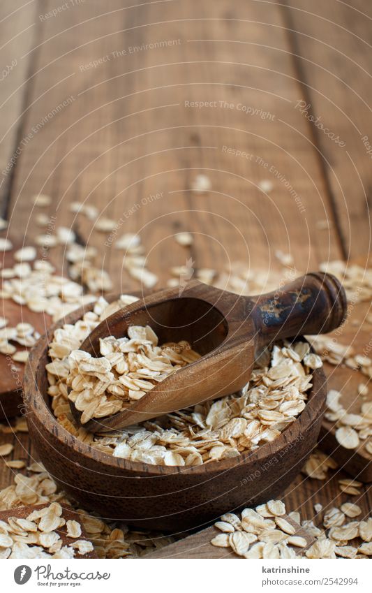 Haferflocken in einer Schüssel mit einem Löffel Ernährung Frühstück Vegetarische Ernährung Diät Schalen & Schüsseln Sommer Natur Holz natürlich Hintergrund