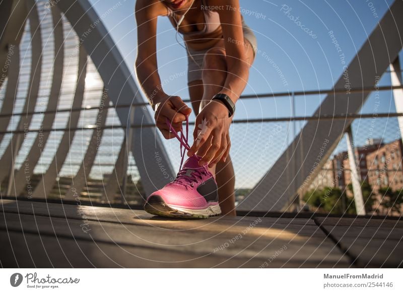 Frau Läufer binden Schuhbänder Lifestyle Glück schön Körper Wellness Sommer Sport Joggen Mensch Erwachsene Schuhe Fitness rennen Kopplungsbindung Training