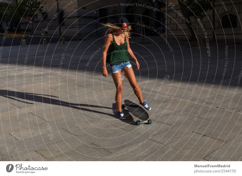 junge Frau beim Schlittschuhlaufen Lifestyle Stil Freude schön Sommer Erwachsene Straße Mode Sonnenbrille blond Lächeln Coolness trendy lässig Reiten Skateboard