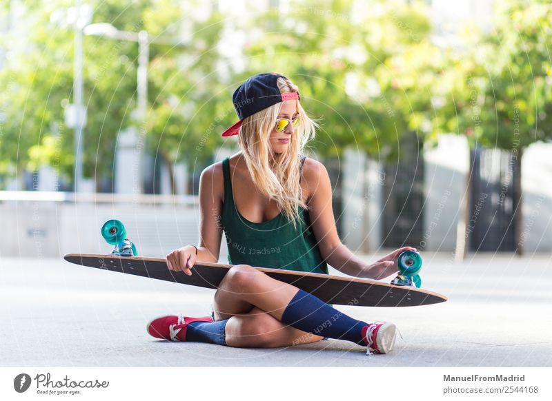 Porträt einer Skaterin Lifestyle Stil Freude schön Sommer Frau Erwachsene Straße Mode Sonnenbrille blond sitzen Coolness trendy jung lässig Skateboard Longboard