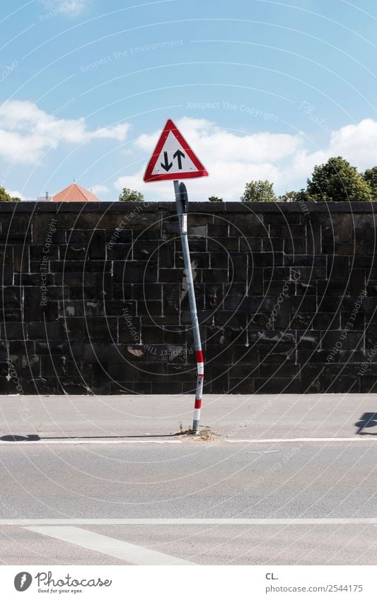 gegenverkehr Wolken Schönes Wetter Baum Haus Mauer Wand Verkehr Verkehrswege Straßenverkehr Wege & Pfade Verkehrszeichen Verkehrsschild Zeichen