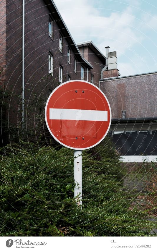 einfahrt verboten Himmel Schönes Wetter Sträucher Stadtrand Menschenleer Haus Industrieanlage Fabrik Gebäude Verkehr Verkehrswege Straße Wege & Pfade