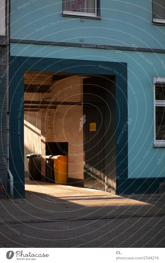 ausfahrt freihalten Schönes Wetter Düsseldorf Stadt Menschenleer Haus Architektur Mauer Wand Fenster Tor Straße Wege & Pfade Müll Müllbehälter