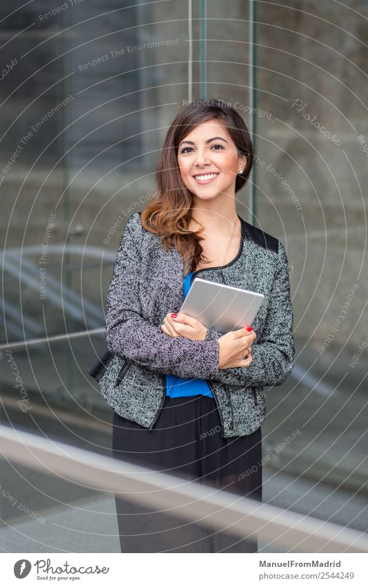 fröhliches Geschäftsfrauenporträt Glück schön Büro Business Computer Technik & Technologie Frau Erwachsene Gebäude Lächeln stehen modern benutzend