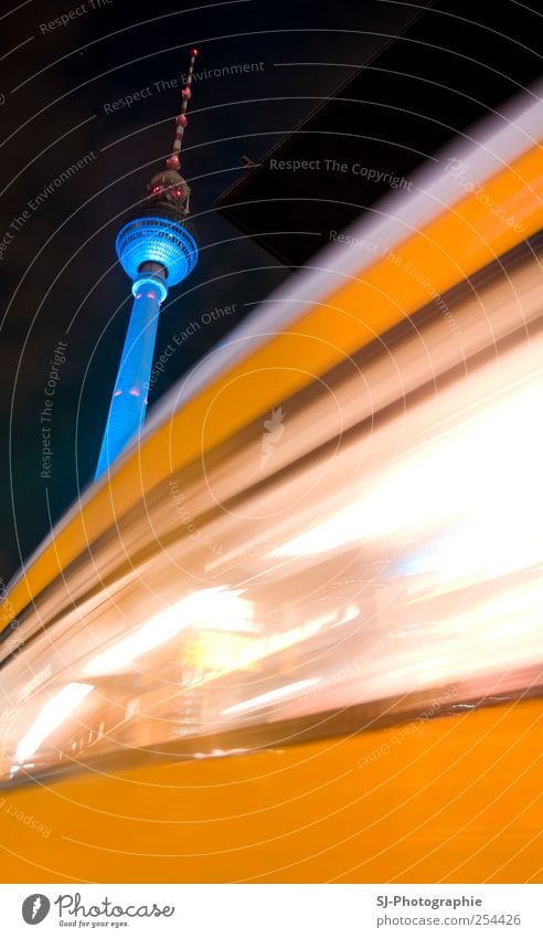 Dynamischer Fernsehturm Wolkenloser Himmel Nachthimmel Hauptstadt Stadtzentrum Haus Hochhaus Turm Architektur Sehenswürdigkeit Wahrzeichen Verkehr